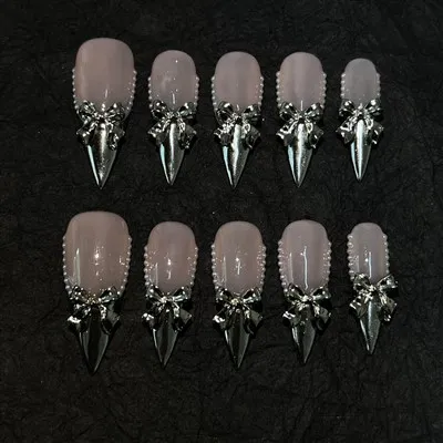 Sú Chrome Hearts Nails trendy?